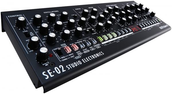 Roland SE-02 – аналоговый монофонический синтезатор с тремя осцилляторами